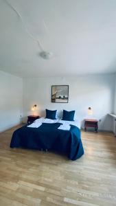 1 dormitorio con 1 cama grande con sábanas azules en Søpark Apartments, en Maribo