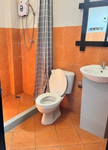 y baño con aseo y lavamanos. en Nice view guesthouse, en Vang Vieng