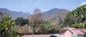 Blick auf einen Berg von einem Haus in der Unterkunft Santa Inés Antigua in Antigua Guatemala