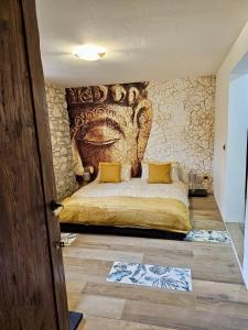 1 dormitorio con 1 cama en una habitación con pared en Corte Soave Apartment, en Montecchia di Crosara