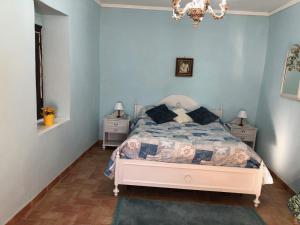 Poggio San Lorenzo的住宿－Il Castelletto Casa Vacanza，一间卧室配有床和2个床头柜