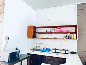 - une cuisine avec un comptoir et un four micro-ondes dans l'établissement Nyali Casa Beach Bliss, à Mombasa