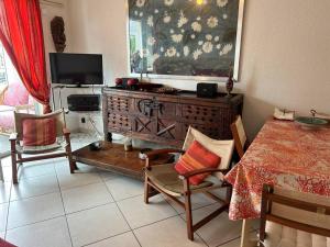 a living room with a table and a television at Appartement plein centre in Antibes