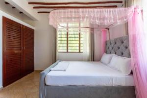 Ένα ή περισσότερα κρεβάτια σε δωμάτιο στο Lux Suites Diani Holiday Villas +19 φωτογραφίες