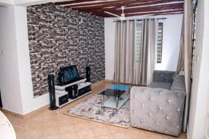 Μια τηλεόραση ή/και κέντρο ψυχαγωγίας στο Lux Suites Diani Holiday Villas