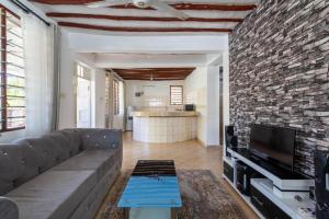 Η κουζίνα ή μικρή κουζίνα στο Lux Suites Diani Holiday Villas