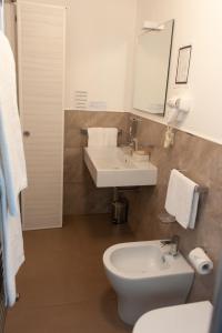 ガリポリにあるBhagyaのバスルーム(洗面台、トイレ、鏡付)