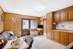 ein Wohnzimmer mit einem Sofa und einem Tisch in der Unterkunft da Lule in Aosta