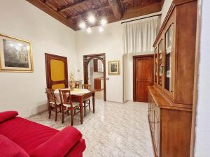 a living room with a red couch and a table at Casa Leandra in Civitavecchia