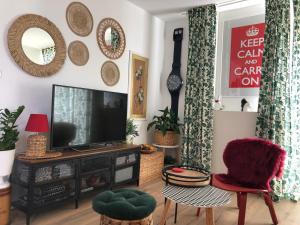 Televízia a/alebo spoločenská miestnosť v ubytovaní Apartment ARGO