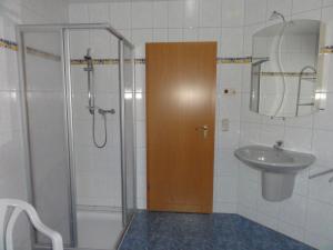 ein Bad mit einer Dusche und einem Waschbecken in der Unterkunft Ferienwohnung Walter - Friedrichroda in Friedrichroda
