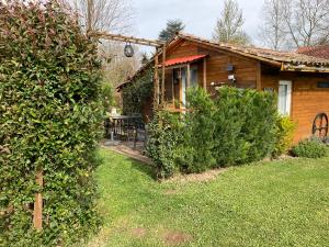 Saint-Aigne的住宿－La Bonbonniere，庭院内带桌子的木屋