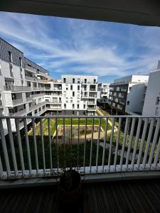 Magnifique appartement à Rueil Malmaison في روي-مالميزون: اطلالة من الشرفة على مبنى شقق
