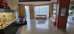 uma sala de estar com um aquário no meio em PSB Apartment in Afrodita 1 em Sunny Beach