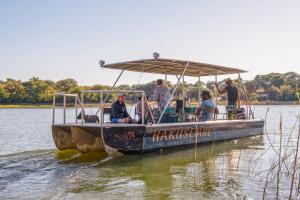 un grupo de personas en un barco en el agua en Hakusembe River Camping2Go, 