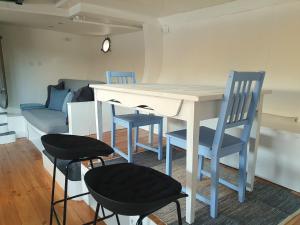 - une table et des chaises dans une chambre avec un canapé dans l'établissement EXIGEHOME - La Perle Jaune du Port Marly - 25 min de Paris, à Le Port-Marly
