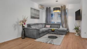 salon z kanapą i stołem w obiekcie Deluxe City AS Apartment - FREE PARKING w Zagrzebiu