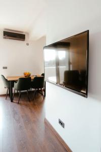 En TV eller et underholdningssystem på Apartman Marinela