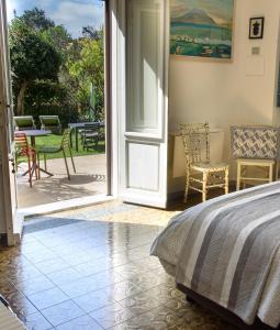 - une chambre avec un lit et une porte ouverte dans l'établissement Il Giardino Di Tatiana Rooms & Breakfast, à La Maddalena