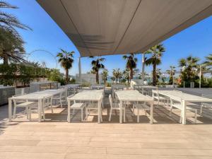A balcony or terrace at Remarkable 2BR+storage in JBR with Sea View