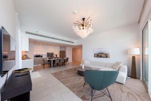 un soggiorno con divano e sala da pranzo di Remarkable 2BR+storage in JBR with Sea View a Dubai