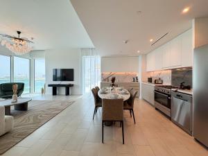 una cucina e un soggiorno con tavolo e sedie di Remarkable 2BR+storage in JBR with Sea View a Dubai