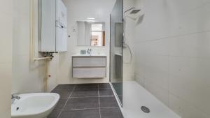 łazienka z umywalką, toaletą i prysznicem w obiekcie Deluxe City AS Apartment - FREE PARKING w Zagrzebiu +12 zdjęć