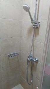 eine Dusche mit Duschkopf im Bad in der Unterkunft Property King in Singapur