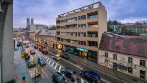 ruchliwa ulica miejska z samochodami zaparkowanymi na ulicy w obiekcie Deluxe City AS Apartment - FREE PARKING w Zagrzebiu
