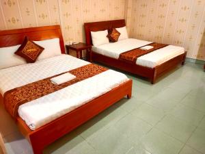 Postel nebo postele na pokoji v ubytování Như Quỳnh Hotel HCM