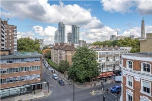 eine Luftansicht einer Stadt mit hohen Gebäuden in der Unterkunft Multi-Award Winning 7 Storey Home - Near Shoreditch in London