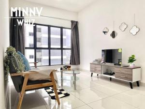 Couple Suite Trader Garden Pool View #16 TV 또는 엔터테인먼트 센터