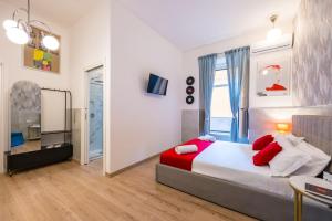 Un dormitorio con una cama grande con almohadas rojas. en Pop Art House, en Nápoles