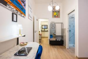 Una sala de estar con una mesa y un espejo. en Pop Art House, en Nápoles