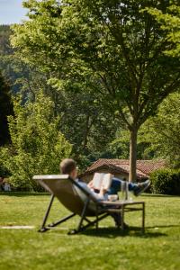 een man die in een tuinstoel een boek leest bij Iriarte Jauregia in Bidegoian