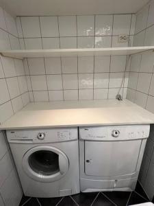 uma máquina de lavar e secar roupa num pequeno quarto com uma máquina de lavar roupa em Leilighet i Uvdal med nydelig utsikt. SKI INN/UT em Sønstebø