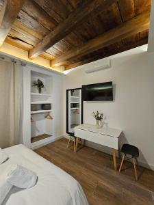 una camera da letto con un letto, una scrivania e una TV di Siete Lunas a Cordoba
