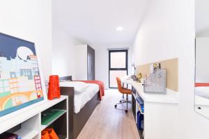 Postel nebo postele na pokoji v ubytování For Students Only - The Towpath in Chester