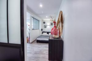 Ένα ή περισσότερα κρεβάτια σε δωμάτιο στο Studio de 40m2 avec terrasse privée, gare à 5 min