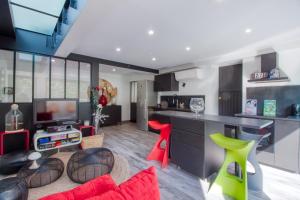 Η κουζίνα ή μικρή κουζίνα στο Studio de 40m2 avec terrasse privée, gare à 5 min +2 φωτογραφίες