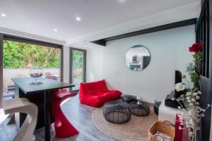 Χώρος καθιστικού στο Studio de 40m2 avec terrasse privée, gare à 5 min