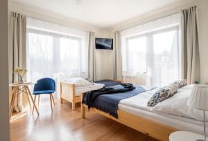 ザコパネにあるPokoje u Kamińskich 26Eのベッドルーム1室(ベッド1台、デスク、窓付)
