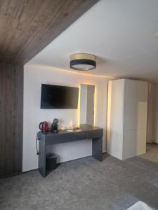 een kamer met een bureau en een tv aan de muur bij Hotel City Break in Galaţi