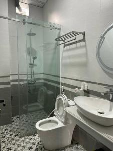 een badkamer met een toilet, een wastafel en een douche bij Thung Lũng Mây Tam Đảo in Vĩnh Phúc
