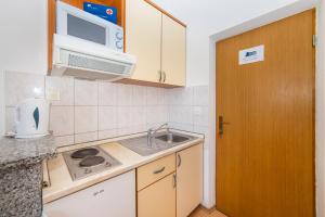Kuchyň nebo kuchyňský kout v ubytování Apartments Palmero