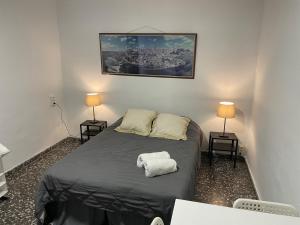mały pokój z łóżkiem z 2 lampami w obiekcie Alojamiento en el centro de Toledo w mieście Toledo