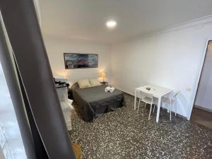 a small room with a bed and a table at Alojamiento en el centro de Toledo in Toledo