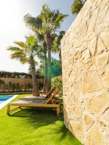 בריכת השחייה שנמצאת ב-Casa Pinsa - Großzügiges mediterran-stilvolles Ferienhaus mit eigenem Pool in Puig de Ros או באזור