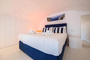 um quarto com uma cama com dois bichos de peluche em A Fenestella Caprese - Sea View em Capri