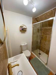 Ванная комната в Maison de campagne, Gîte rouge